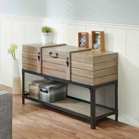 DerslicethinnerDer Möbelhersteller verarbeitet die Linien auf dem Sperrholz und verwendet ungiftige Farbe zum Einfärben der Linien.